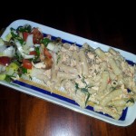 Vollkornmaccaroni mit Lachs und gemischtem Chicoreesalat